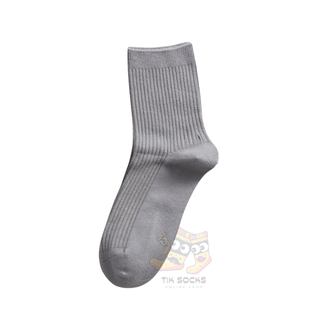 Grey, white, and black premium ankle socks made from 100% breathable cotton, showcasing their comfort and eco-friendly design. Suitable for men's shoe sizes EU 39-45, US 9-12